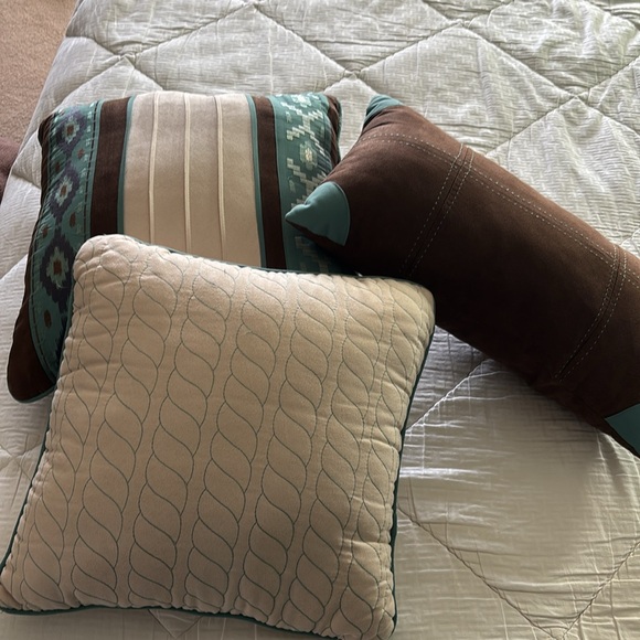 Accent pillows - Picture 7 of 7